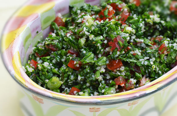 Taboulé alla libanese. Una ricetta classica della cucina vegetariana del Medioriente, preparata con il burgul, grano germogliato e spezzato