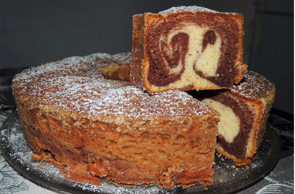 Ciambella marmorizzata - La ciambella marmorizzata è ideale da gustare con la prima colazione o a merenda ed è facilissima da fare.