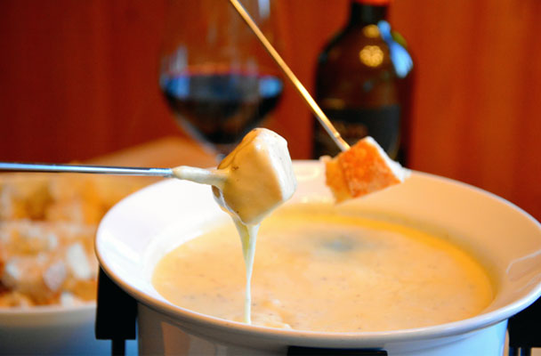 Fonduta alla valdostana - Squisita specialità regionale, la fonduta si può gustare come antipasto, servita in piccole ciotoline con crostini, oppure al posto del primo