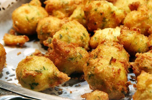 Frittelle di baccalà - Fanno venire l'acquolina in bocca solo a guardarle: le frittelle di baccalà si gustano come antipasto oppure come secondo di pesce.