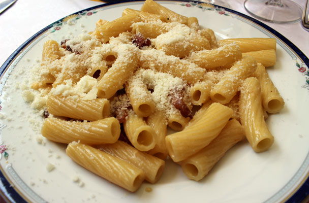 Rigatoni alla carbonara - La carbonara, una ricetta classica della cucina romana, facilissima da preparare, e che si può anche improvvisare al momento.