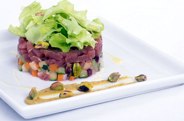 Tartare di tonno con panzanella ai pistacchi