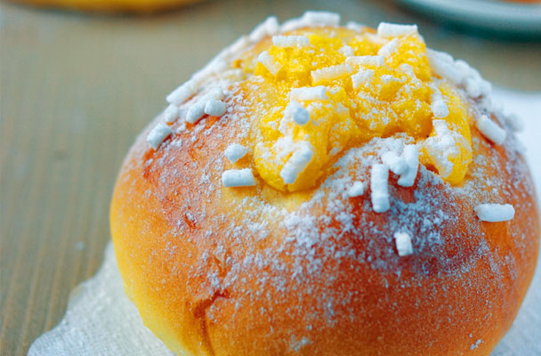 Le veneziane - Deliziose brioche farcite di crema e decorate con granella di zucchero, le veneziane sono ideali per la prima colazione o il brunch della domenica