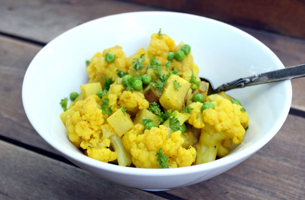 Cavolfiore con patate e piselli - Un mix di verdure gustoso e facilissimo da preparare