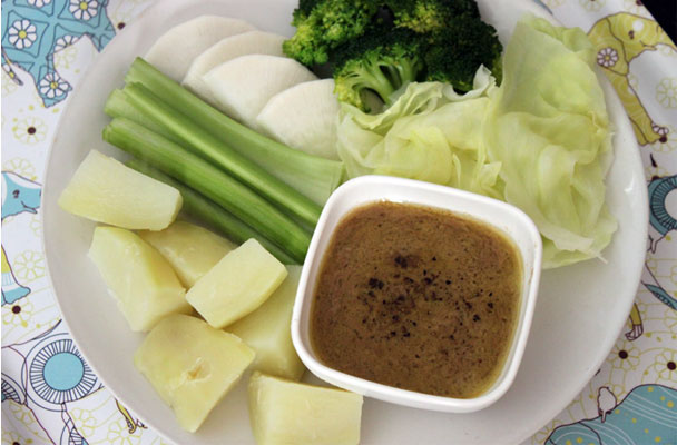 Bagna cauda alla piemontese - Classica ricetta della cucina regionale piemontese, la bagna cauda è una salsa che si gusta con quasi tutte le verdure.