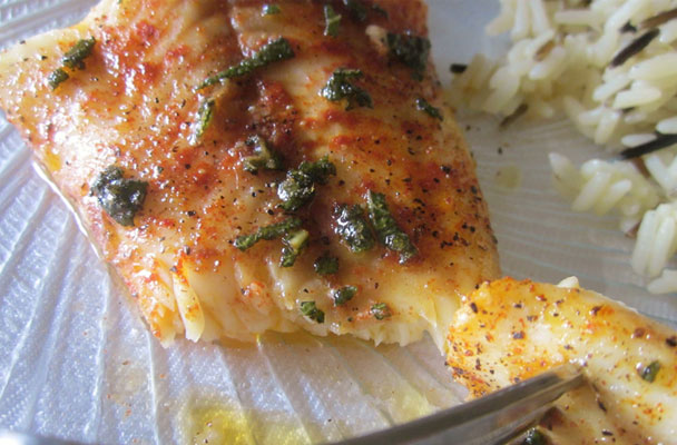Filetti di merluzzo con paprika, salvia e limone - Questo pesce dalle carni delicate, magre e digeribili prende un gusto raffinato che ricorda i crostacei