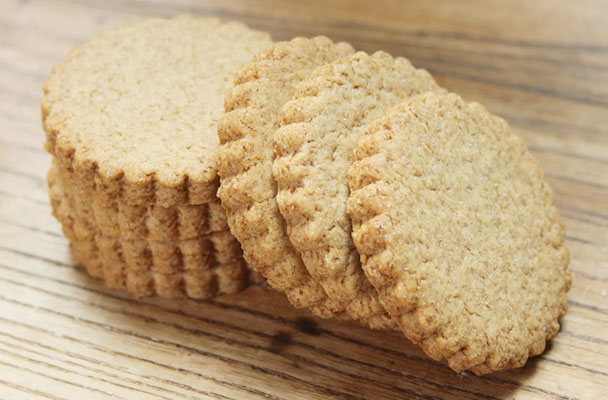 Frollini integrali alle mandorle e cannella - Sono un dolcetto facile da gustare con la colazione del mattino oppure da servire con il tè o il caffè.