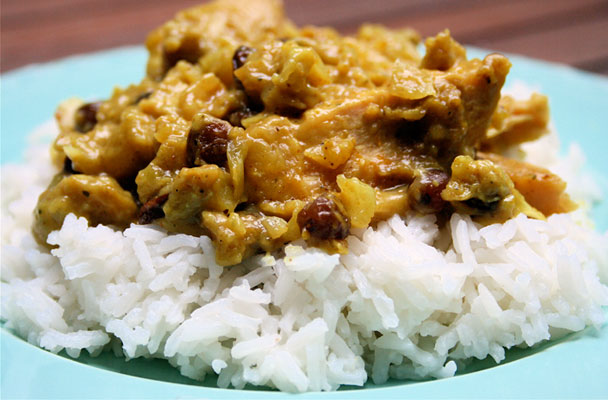 Pollo al curry con mele, mandorle e uvetta