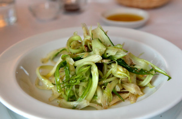 Puntarelle alla romana in agretto con le acciughe - Ricetta tradizionale del Lazio e della Campania, l'insalata di puntarelle è un contorno classico della stagione invernale