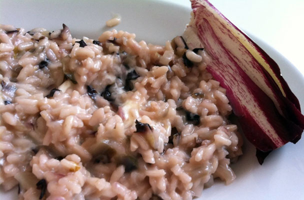 Risotto al radicchio di Treviso - Ricetta facilissima, si prepara con la varietà di radicchio che matura nella seconda metà dell'inverno.