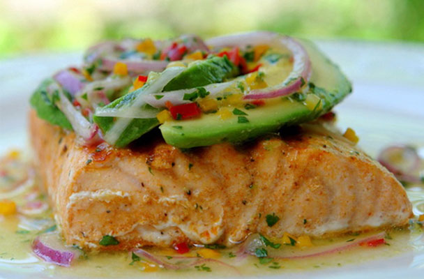 Salmone alla griglia con avocado e salsa al lime