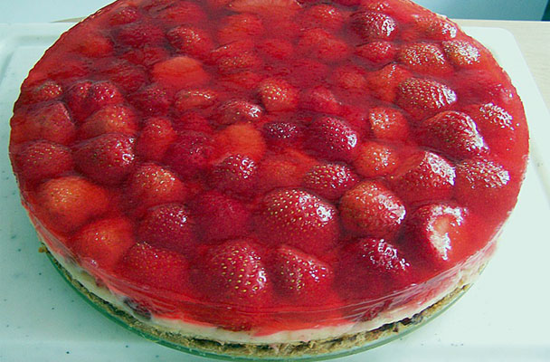 Cheesecake al mascarpone e fragole - La cheesecake al mascarpone e fragole è un dolce sontuoso e scenografico, adatto anche per un'occasione di festa