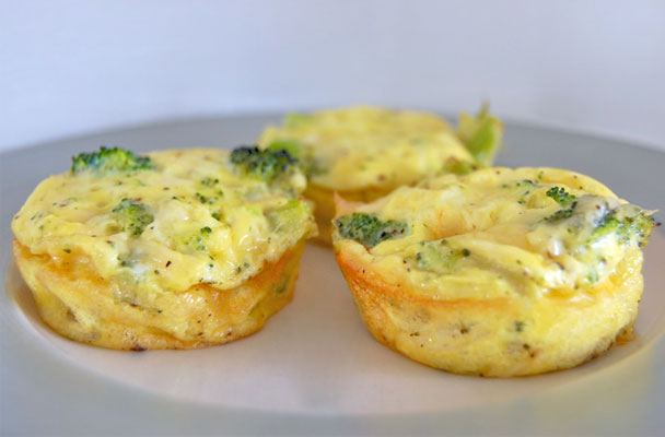 Mini quiche di broccoli - Saporite tortine di formaggio e verdure, le mini quiche sono ideali come finger food per un aperitivo o come antipasto.