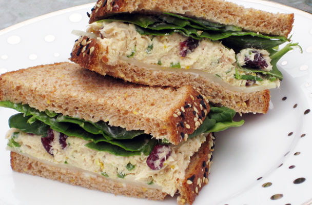 Panino al sesamo con crema di sardine, olive e spinacini - Ottimo da portare in ufficio, per fare uno spuntino durante lo sport oppure per il pic nic