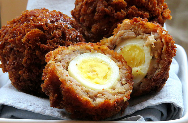 Scotch eggs (uova sode fritte in polpetta) - Le scotch eggs sono una golosa specialità inglese tradizionale: un tempo erano molto utilizzate per i pic nic