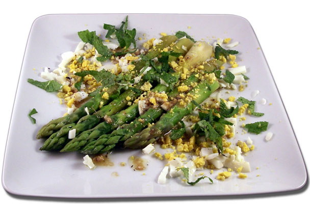 Asparagi con salsa mimosa - Ricetta tipica della primavera, gli asparagi con salsa mimosa si servono come antipasto oppure come secondo vegetariano