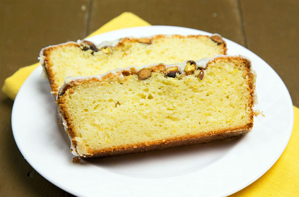 Cake al limone e pistacchi - Dolce e profumato, il cake al limone e pistacchi è un dolce semplice dal delizioso profumo.