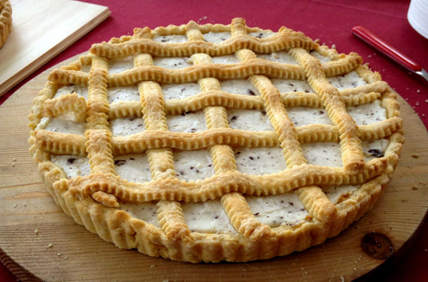 Crostata di ricotta al profumo di limone - Ricetta classica della tradizione italiana, è un guscio di pasta frolla ripieno di formaggio fresco e cremoso