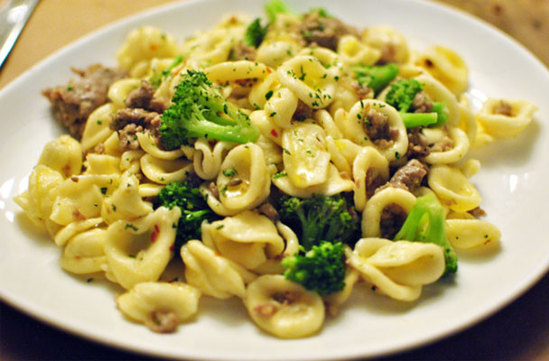 Orecchiette con salsiccia e broccoli - Ricetta tipica della cucina tradizionale pugliese, sono un primo ricco e gustoso, facile da fare e di sicuro successo