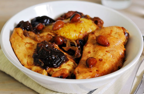 Pollo con prugne e mandorle - Un tocco inconsueto di sapore antico, dolce e speziato, per il pollo con prugne e mandorle