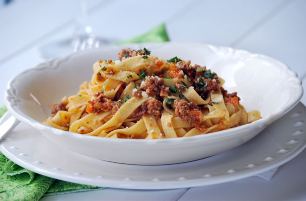 Tagliatelle al ragù di soia - Sono la versione salutista di una grande ricetta emiliana di tradizione: le tagliatelle al ragù di soia sono perfette per i vegetariani