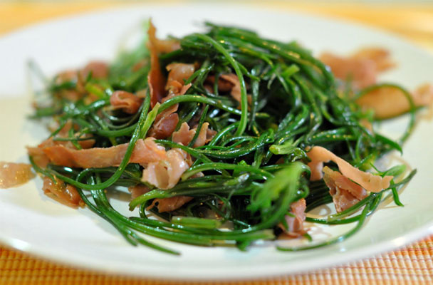 Barba di frate (agretti) - La barba di frate con prosciutto crudo croccante è un contorno leggero e saporito, da preparare in pochi minuti