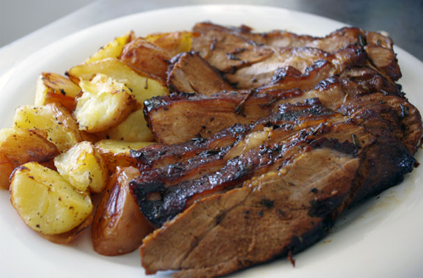 Cosciotto d'agnello al forno con patate - Piatto tipico del pranzo di Pasqua, il cosciotto d'agnello al forno è una delle grandi ricette delle tradizione.