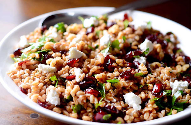 L'insalata di farro con formaggio di capra è un primo gustoso, ottimo da servire con i primi caldi oppure da portare in ufficio nel contenitore ermetico.