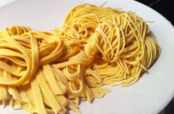 La pasta fresca all'uovo fatta in casa è una delle basi fondamentali della cucina italiana, indispensabile per preparare tantissime deliziose specialità.