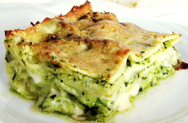 Un classico della cucina ligure: le lasagne al pesto. Eccole in una versione più facile e attuale, che utilizza un formaggio morbido e cremoso.