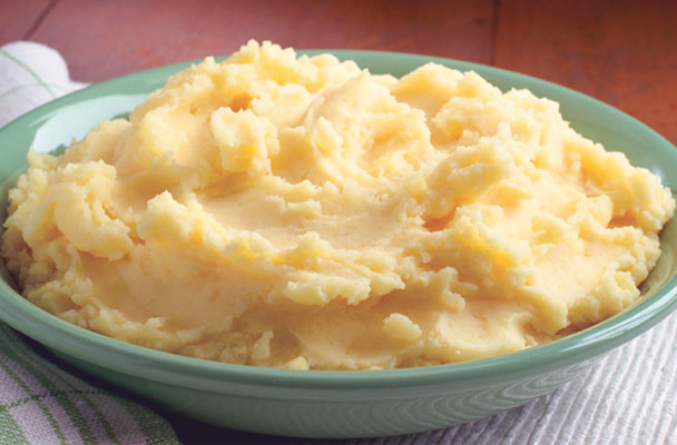 Il purè di patate è un contorno classico che può accompagnare qualsiasi ricetta. Preparalo è molto facile, basta seguire attentamente le istruzioni.