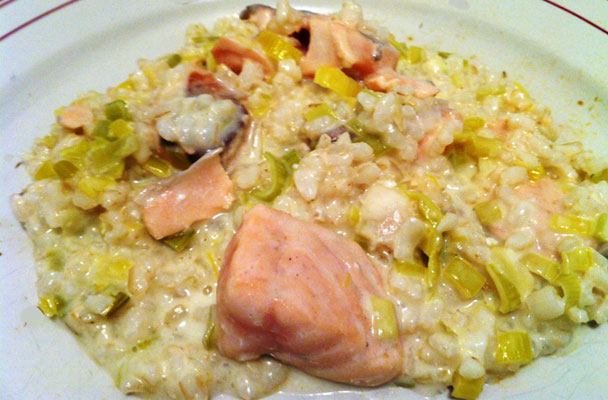 Risotto ai porri con trota affumicata e zenzero - Il risotto ai porri è una ricetta eclettica che mescola sapori classici con il tocco esotico delle spezie.