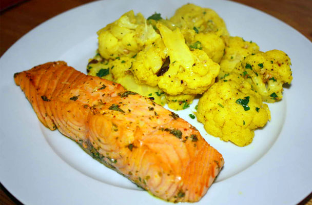 Salmone al limone e menta con cavolfiore al curry - Il salmone al limone e menta con cavolfiore al curry è una ricetta profumata e semplice da cucinare