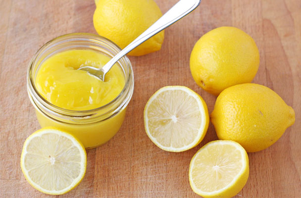 Il lemon curd è una crema al limone dolce e consistente, ideale da spalmare sul pane tostato per iniziare bene la giornata o da usare per farcire torte e dolcetti.