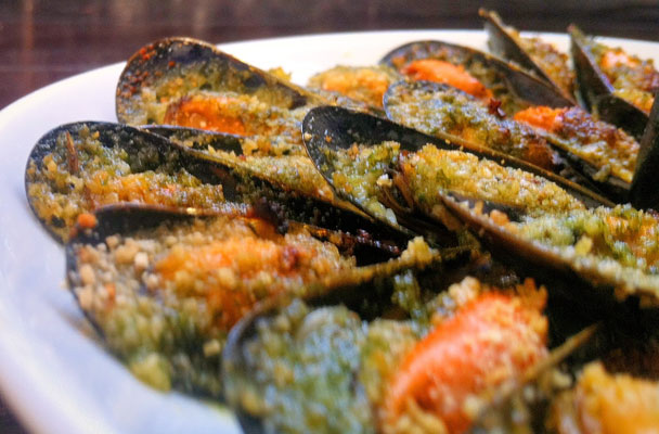 Le cozze gratinate al profumo di limone e pepe sono un antipasto goloso, perfetto da offrire come finger food con un bicchiere di vino bianco gelato.