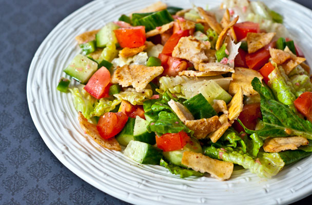 Fattoush (insalata libanese) - Il fattoush è una ricetta il cui nome in arabo letteralmente significa "pane inumidito", un'insalata tipica di origine libanese