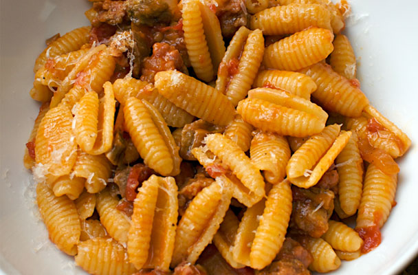 Gnocchetti sardi al ragù (malloreddus) - Gli gnocchetti sardi al ragù sono un primo ricco e gustoso, ottimo anche come piatto unico.