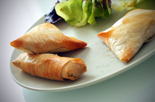 Gli involtini di pasta brick al tonno sono una specialità araba nata come cibo di strada, da acquistare agli angoli delle vie per fare uno spuntino veloce.