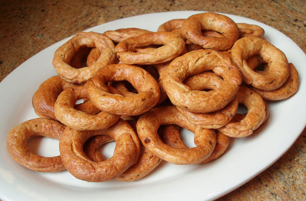 Taralli pugliesi - I taralli pugliesi sono squisiti e croccanti biscottini salati che possono essere serviti come antipasto, snack o in alternativa al pane.