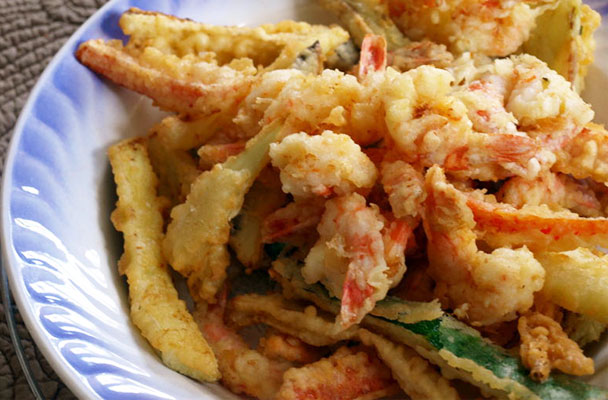 Delizioso fritto misto tipico della cucina giapponese, il tempura di verdure e gamberi è una ricetta leggera e saporita.