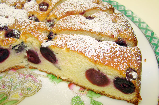 Torta alle ciliegie - La torta alle ciliegie è un dolce delizioso che si prepara nella breve stagione in cui questi frutti si trovano freschi.