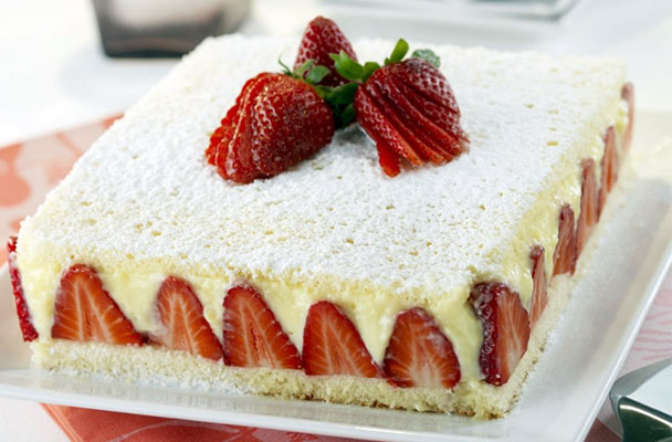 Scenografica e golosa, la torta alle fragole e crema chantilly è ideale per un'occasione di festa, come per esempio un compleanno, servita con le candeline.