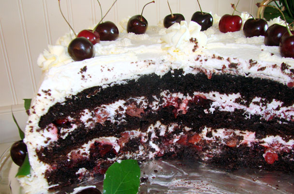 Torta della Foresta nera - Scenografica e golosa, la torta della Foresta nera è un classico della pasticceria, facile da preparare.