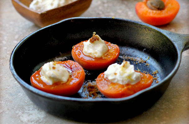 Le albicocche ripiene sono una variante inedita e sfiziosa delle più note pesche ripiene. La ricetta è un grande classico della cucina italiana.