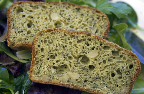 Cake al pesto e pinoli - Torta salata profumata e gustosa, il cake al pesto e pinoli è preparata con la tradizionale salsa ligure.