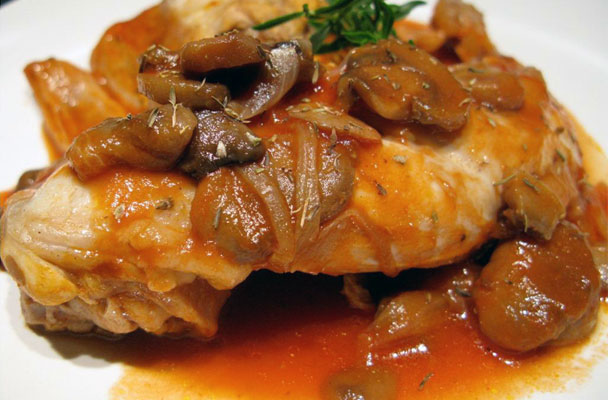 Il coniglio alla cacciatora è un piatto tradizionale della cucina italiana, semplice e molto gustoso, che si trova nei ricettari di quasi tutte le regioni.