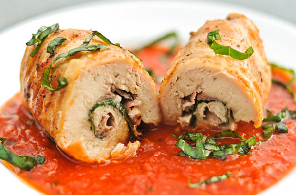 Involtini di pollo al sugo di pomodoro - Gli involtini di pollo al sugo di pomodoro sono uno dei piatti preferiti dai bambini, ma non solo.