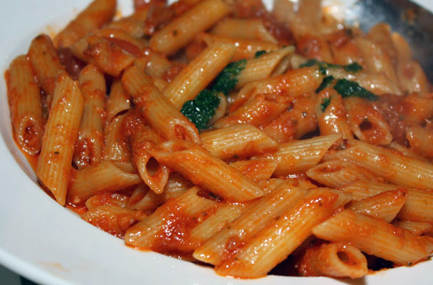 Penne all'arrabbiata - Pare che la ricetta sia nata all'inizio del '900 da un oste che voleva creare una variante dei già famosi bucatini all'amatriciana.