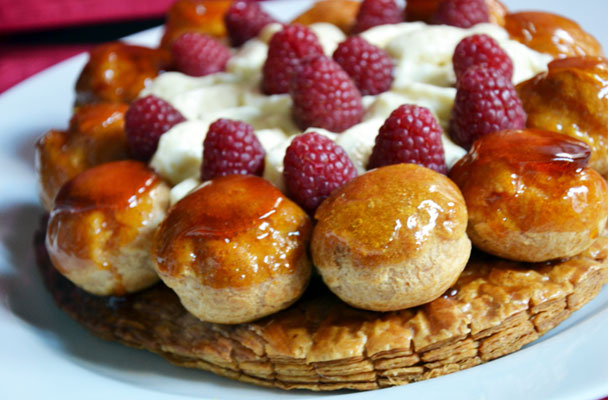 La Saint-Honoré è una delle ricette classiche della grande pasticceria internazionale. È una creazione di monsieur Chiboust, pasticciere in rue Saint-Honoré