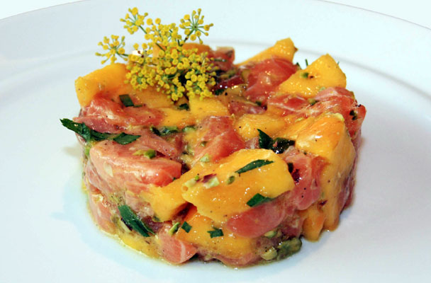 La tartare di salmone e mango è una ricetta fresca e profumata, da gustare come secondo quando fa molto caldo, ma è perfetta anche come antipasto.